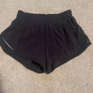 Lululemon Hotty Hot 2.5” shorts